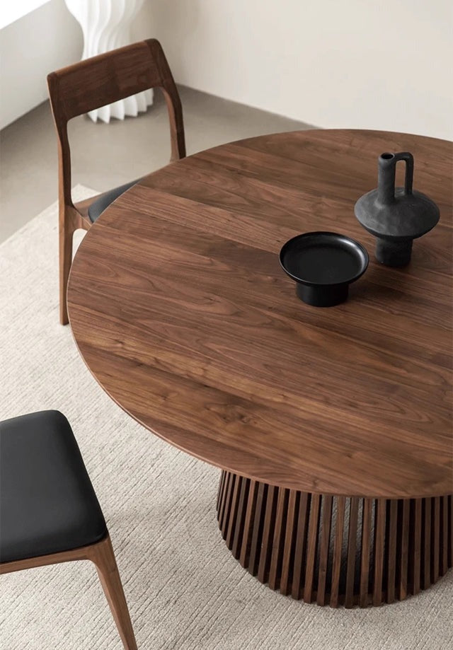 Round tables for intimate dining experiences
