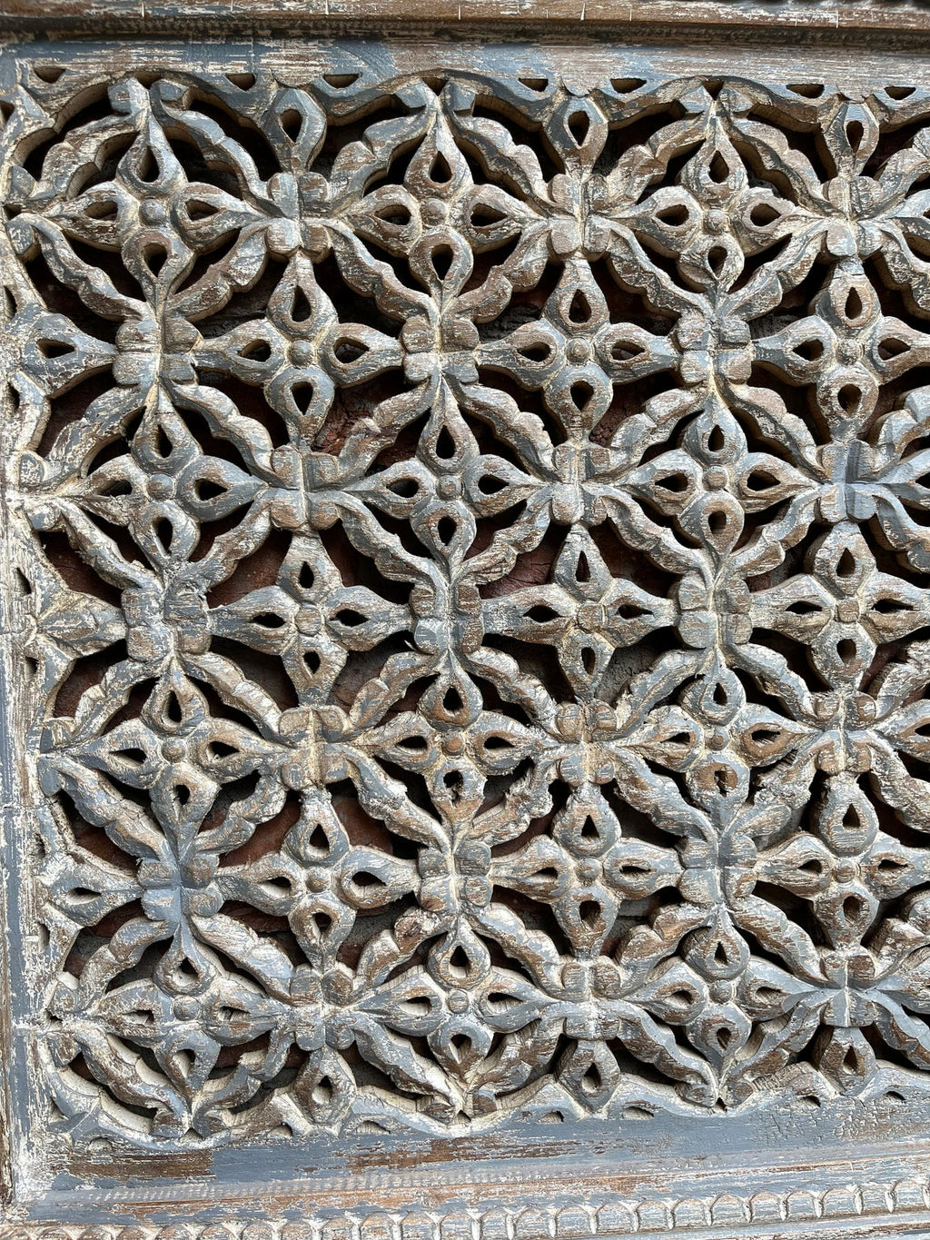 Hand‑Carved Jali Wall Panel in Mango Wood — Distressed Grey Indian Wall Decor, Lattice Carved Wooden Panel (41 × 30 in)