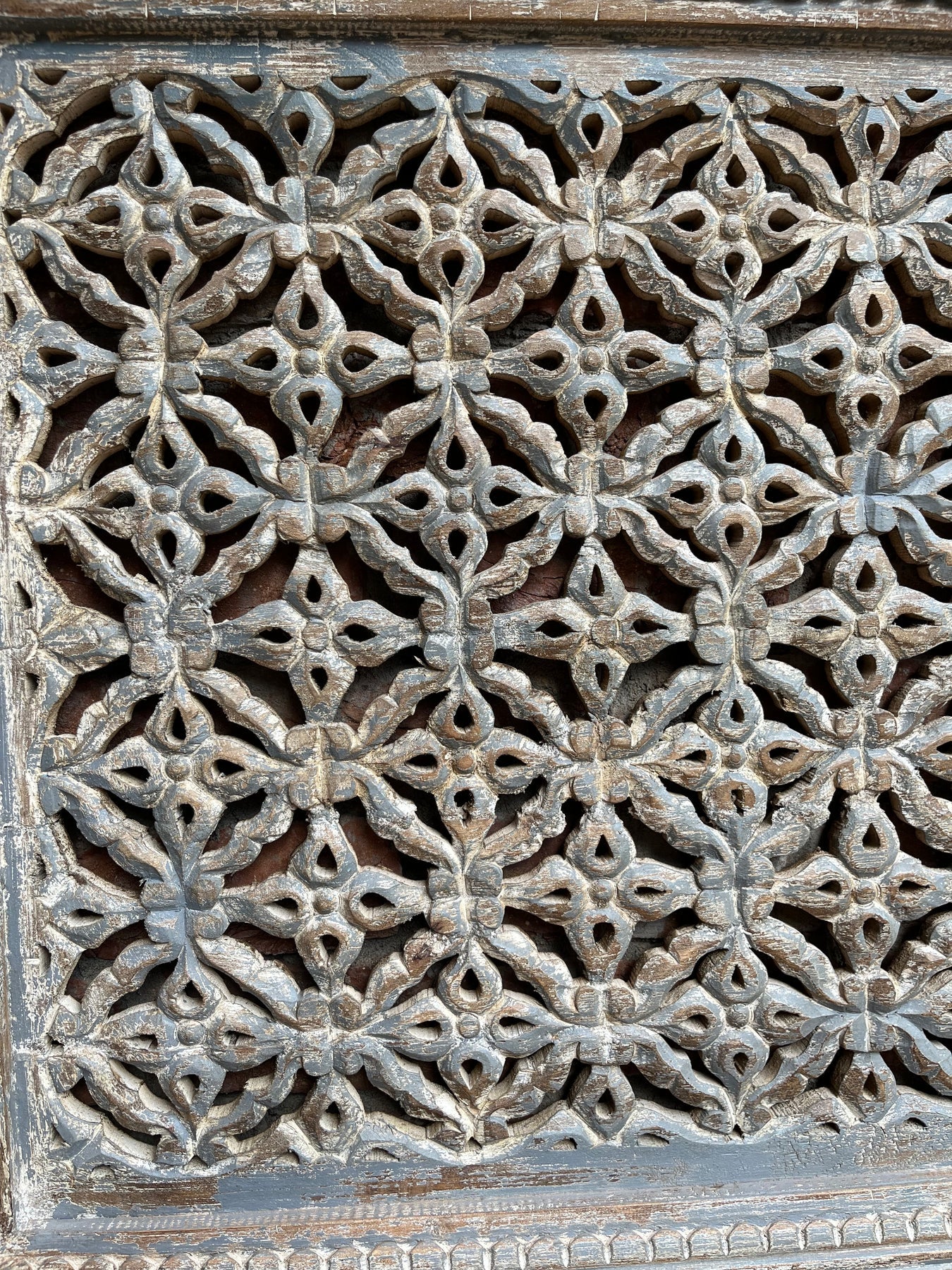 Hand‑Carved Jali Wall Panel in Mango Wood — Distressed Grey Indian Wall Decor, Lattice Carved Wooden Panel (41 × 30 in)