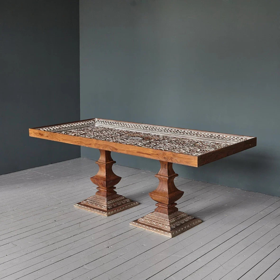 Hand‑carved solid mango wood dining table, artisan detailing, 200 × 90 × 78 cm, 65 kg.

