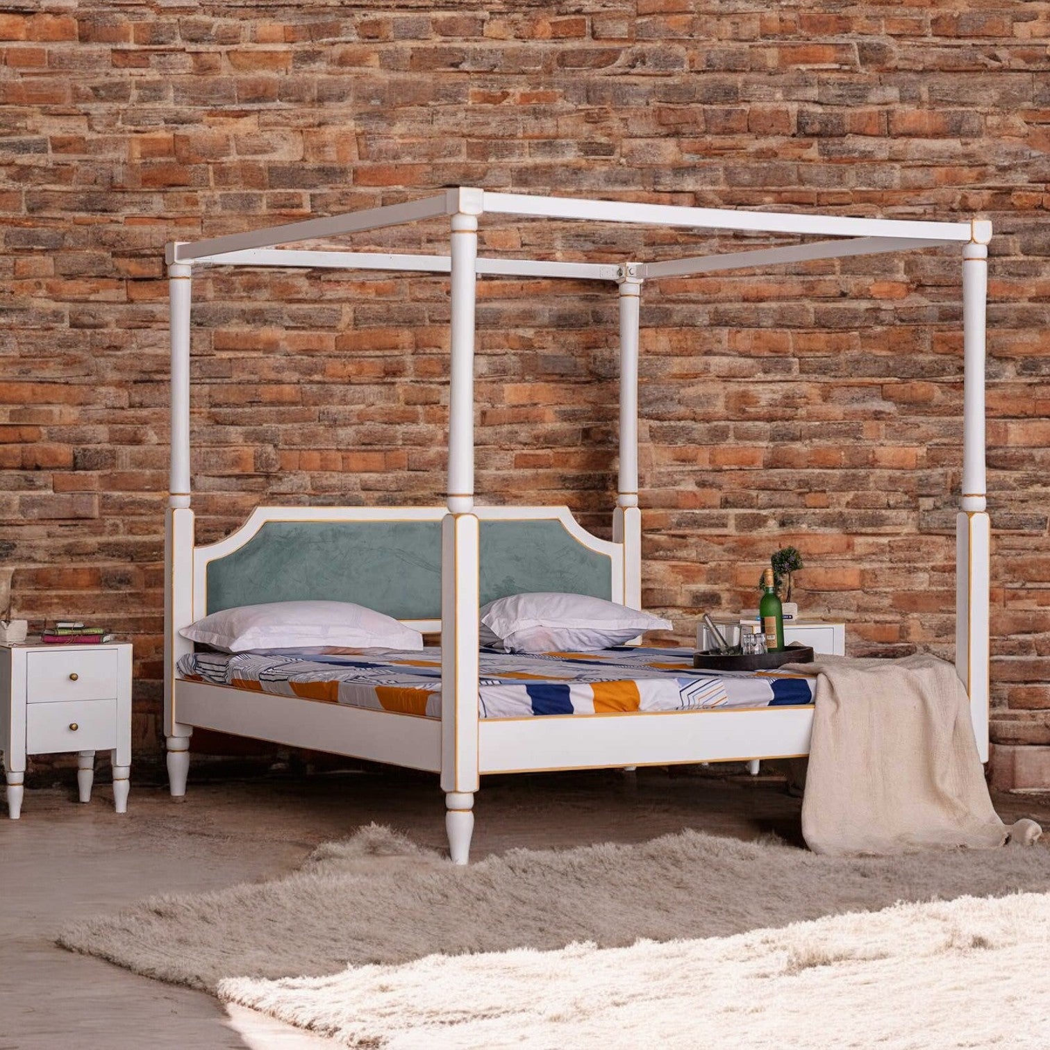 Poster bed in a stylish and modern design with a wooden bed frame