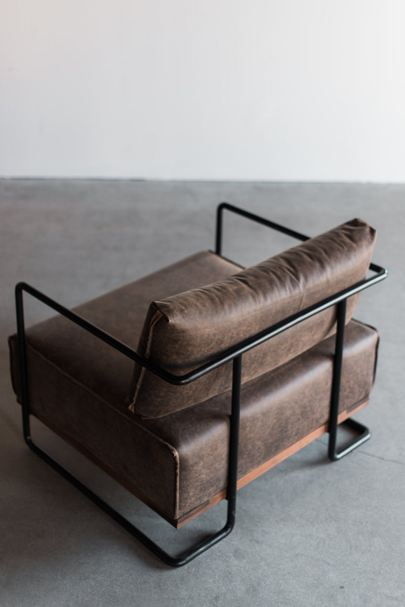 Discover our wide range of **living room chairs**, **lounge chairs**, and **bedroom chairs**, each designed for ultimate comfort and style. From **relaxing chairs** and **comfortable chairs** to luxurious **wing chairs** and versatile **chaise lounges**, our collection includes seating solutions for every space. Explore **modern living room chairs**, **big chairs**, and **high-back living room chairs** for sophisticated spaces. Add functionality with **corner chairs for bedrooms**, **TV chairs**, and **smal