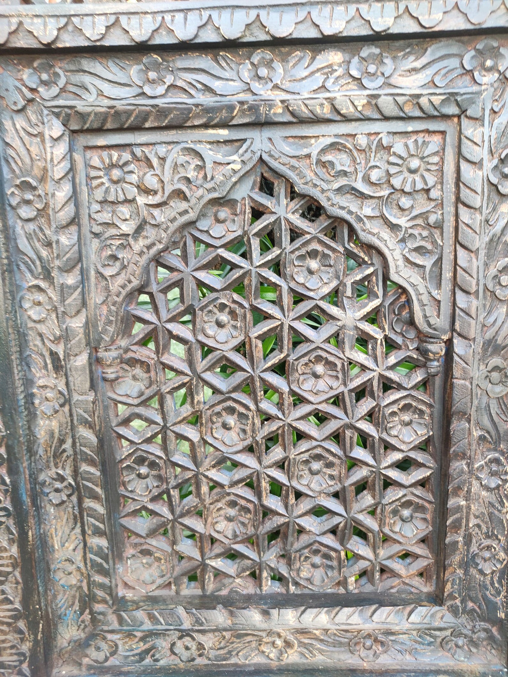 Hand‑Carved Jali Wall Panel — Solid Mango Wood, Distressed Finish, 90 × 60 × 10 cm