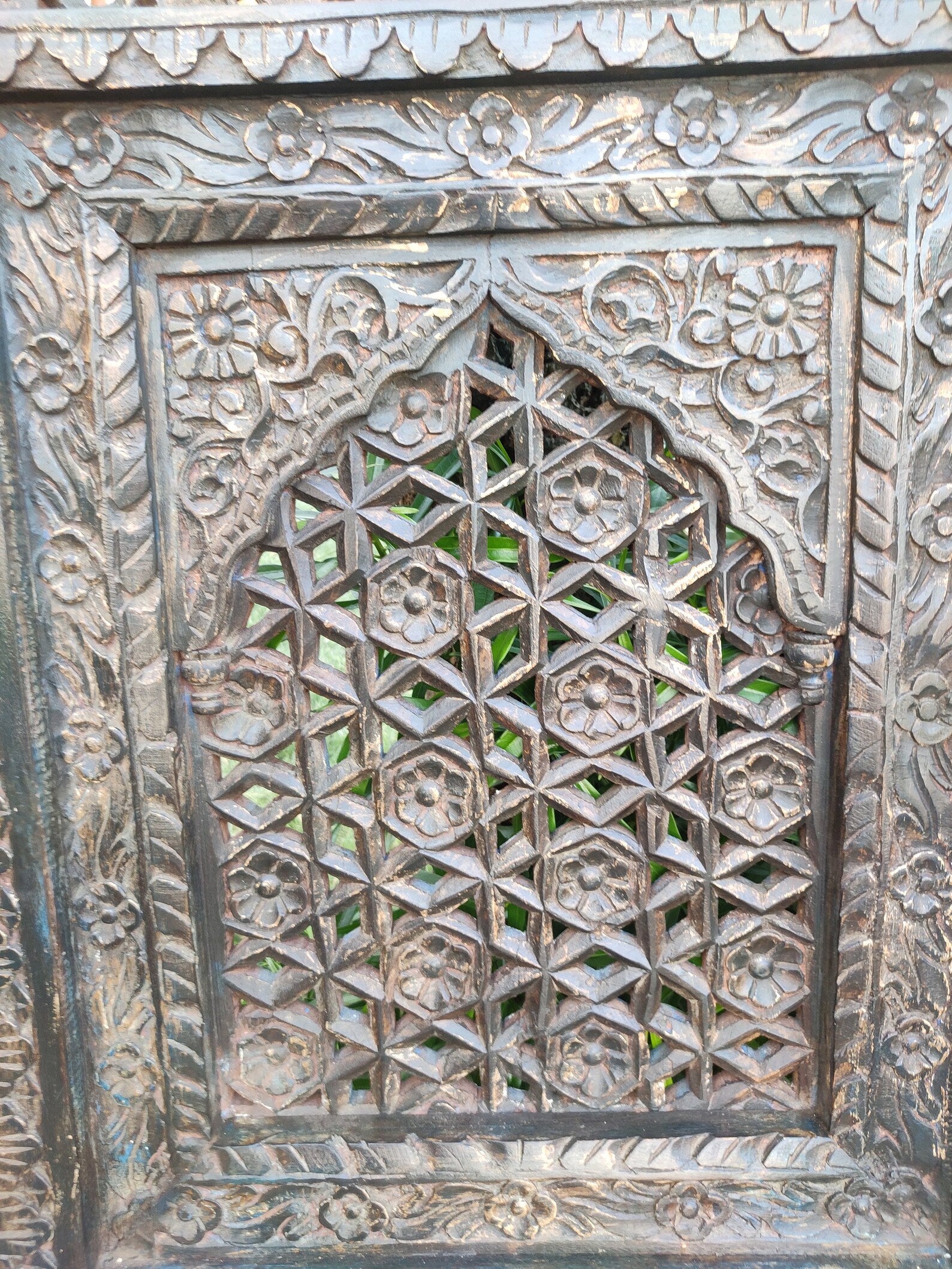 Hand‑Carved Jali Wall Panel — Solid Mango Wood, Distressed Finish, 90 × 60 × 10 cm