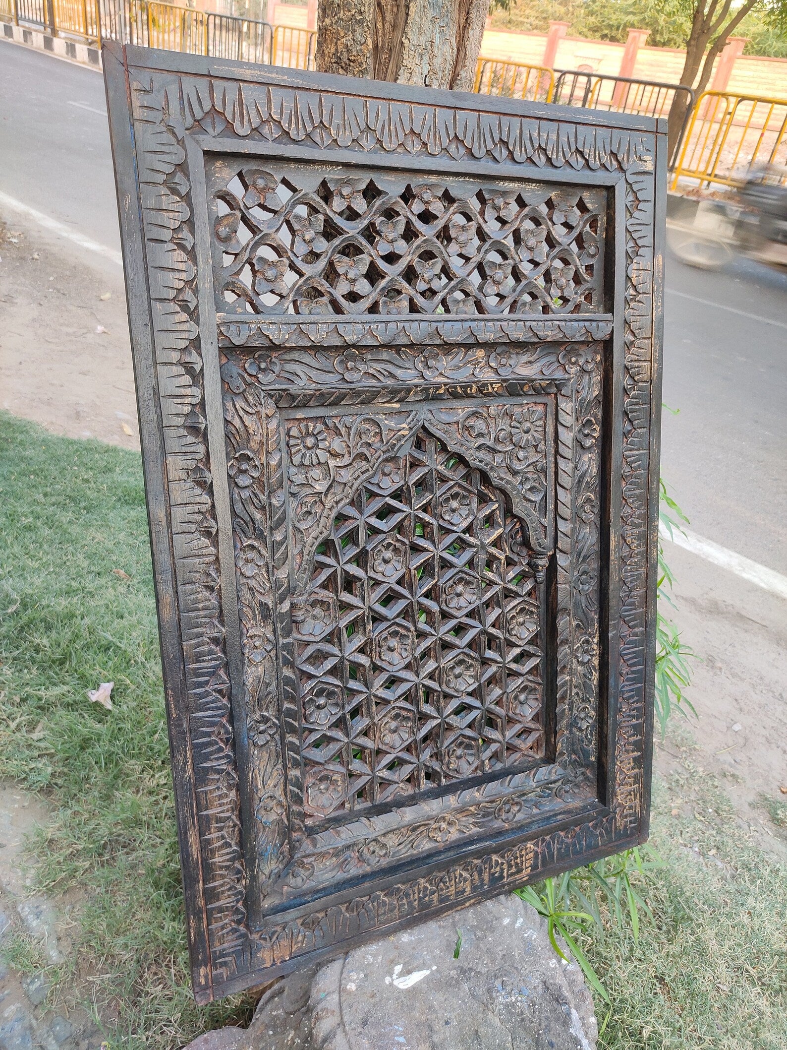 Hand‑Carved Jali Wall Panel — Solid Mango Wood, Distressed Finish, 90 × 60 × 10 cm