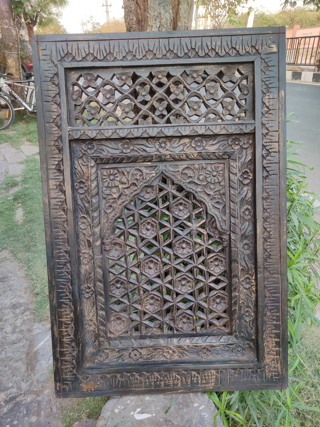Hand‑Carved Jali Wall Panel — Solid Mango Wood, Distressed Finish, 90 × 60 × 10 cm